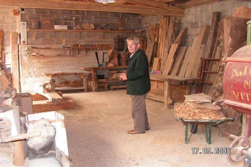 El fallecido y homenajeado escultor Ursi en su taller de Aguilar de Campoo