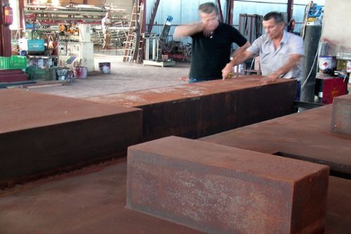 Luis Marino con el maestro Jose María de Talleres Coplesol de Mazarrón, lugar donde se realizó la obra.